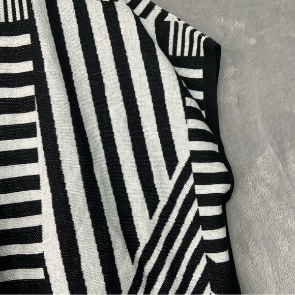 Chico’s GEO Pattern Runna Covering Runna Black/Antique White. Size OS. (NWT). - Picture 5 of 7